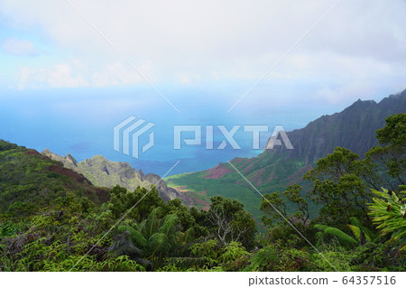 [Hawaii] Rainbow seen from Waimea Canyon 64357516