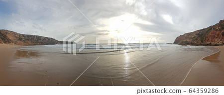 Panoramic view from the beach to the Atlantic Ocean on the west coast of southern Portugal 64359286