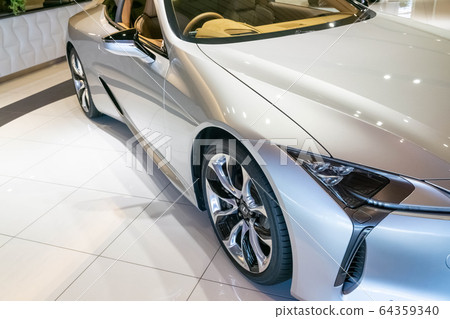 A side grill that fuses with a vertical-based turn lamp that emphasizes the wide air flow to the front wheel arch 64359340