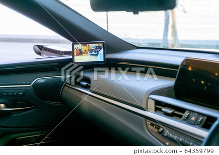 在前支柱上安裝的5英寸顯示器上顯示後視鏡的數碼相機圖像 64359799