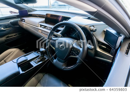 Display the digital camera image of the door mirror on the 5-inch display installed in the front pillar Display the digital camera image of the door mirror on the 5-inch display installed in the front pillar 64359803