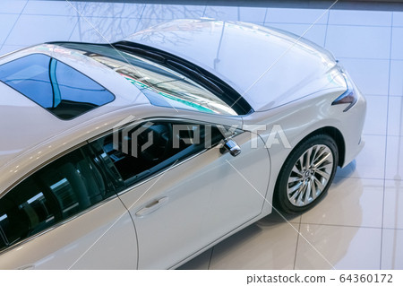 17-inch wheels that shine the feet of ES 64360172