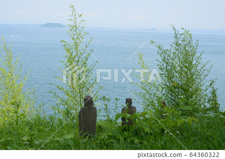 站在懸崖上的石像(原始城堡遺址/長崎縣南島原市南有馬町) 站在懸崖上的石像(原始城堡遺址/長崎縣南島原市南有馬町) 64360322
