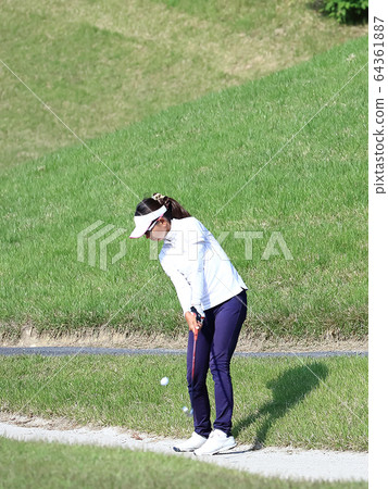 一個女人從粗糙擊中方法的形象 一個女人從粗糙擊中方法的形象 64361887