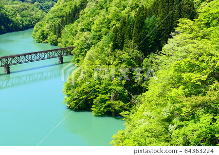 初夏的忠武河和忠武線第三橋。日本福島三島。五月中旬。 64363224
