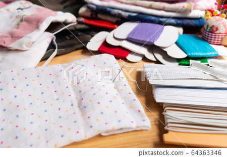 面料口罩生產，手工縫製 64363346