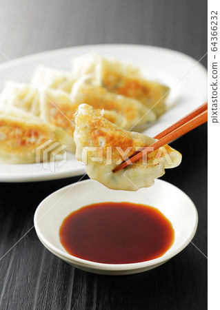 煎餃子 煎餃子 64366232