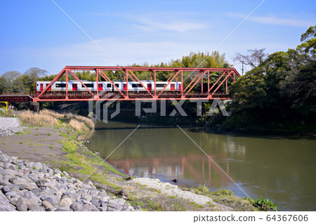 Hohi Main Line 815系列，在第二部白河橋上行駛的常規火車 64367606