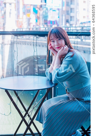 一位女士臉頰貼 一位女士臉頰貼 64368595