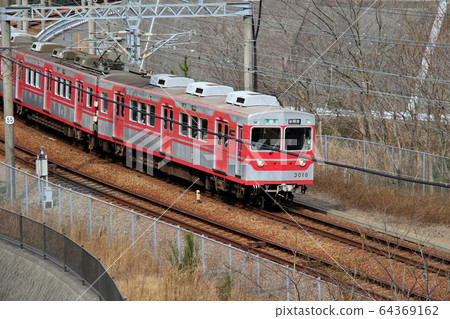 前往菊水山隧道的神戶電鐵3000系列3017編隊列車 64369162
