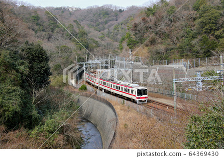 Kobe Electric Railway 5000 series 5007 formation train that runs through the Kikusuiyama tunnel toward Suzurandai Station Kobe Electric Railway 5000 series 5007 formation train that runs through the Kikusuiyama tunnel toward Suzurandai Station 64369430