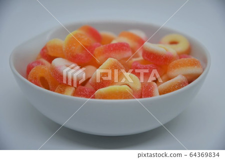 Ring gummy and white plate Ring gummy and white plate 64369834