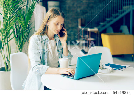 woman startuper talking on the phone 64369854