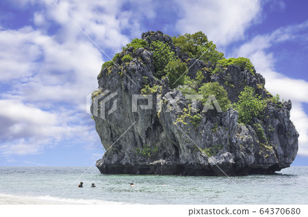 Tourists are snorkeling in the sea at koh Lankajiu , Chumphon , Thailand. 64370680