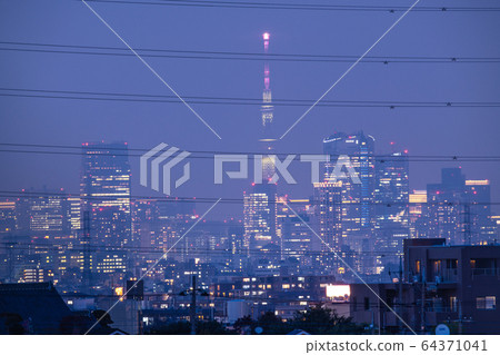 日本的東京城市景觀新型肺炎“城市封鎖”。在“圍欄”(高壓電線)的背面,東京的中部= 8號,做出了緊急聲明。 日本的東京城市景觀新型肺炎“城市封鎖”。在“圍欄”(高壓電線)的背面,東京的中部= 8號,做出了緊急聲明。 64371041