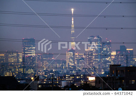 日本的東京城市景觀新型肺炎“城市封鎖”。在“圍欄”（高壓電線）的背面，東京的中部= 8號，做出了緊急聲明。 64371042