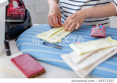 手工製作面具的手工婦女 64371925