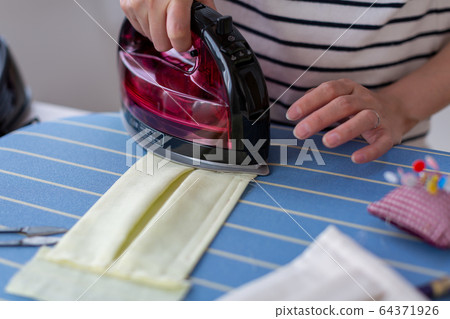 手工製作面具的手工婦女 64371926