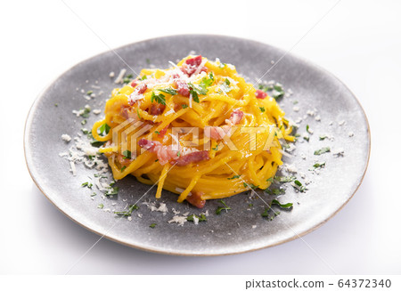 Delicious carbonara pasta close up Delicious carbonara pasta close up 64372340