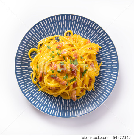 Delicious carbonara pasta close up Delicious carbonara pasta close up 64372342