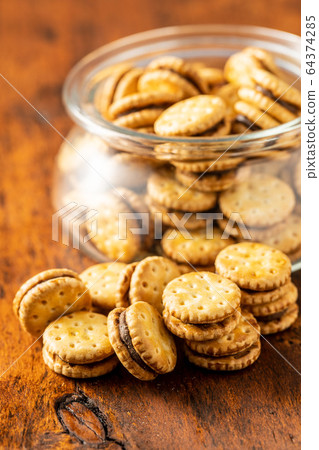 Mini cream sandwich cookies. Mini cream sandwich cookies. 64374285