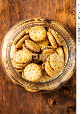 Mini cream sandwich cookies. Mini cream sandwich cookies. 64374286