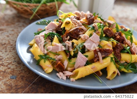 Penne pasta with tuna chunks, rucola and dry Penne pasta with tuna chunks, rucola and dry 64375022