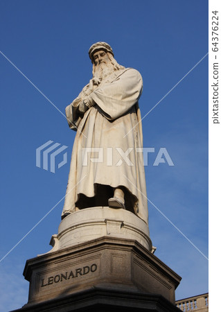 Leonardo da Vinci statue with his disciples at his feet in Piazza della Scala, Milan, Lombardy, Italy, Leonardo da Vinci statue with his disciples at his feet in Piazza della Scala, Milan, Lombardy, Italy, 64376224