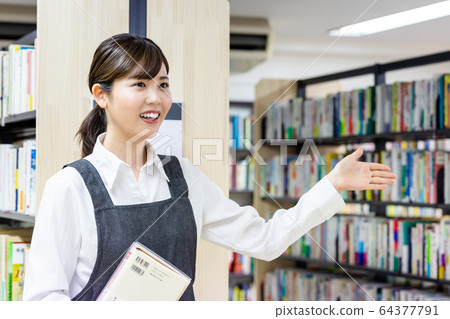 圖書館工作人員婦女 圖書館工作人員婦女 64377791