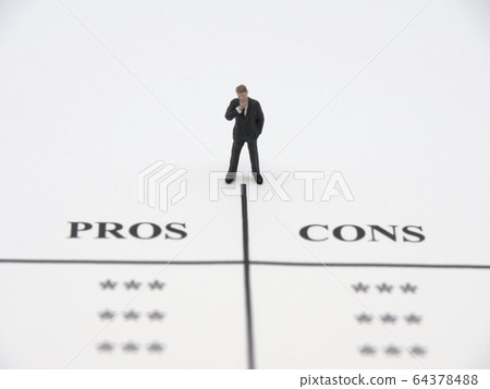 Businessman thinking about meridemé Businessman thinking about meridemé 64378488