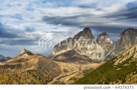Beautiful landscape of mountains during autumn 64379373