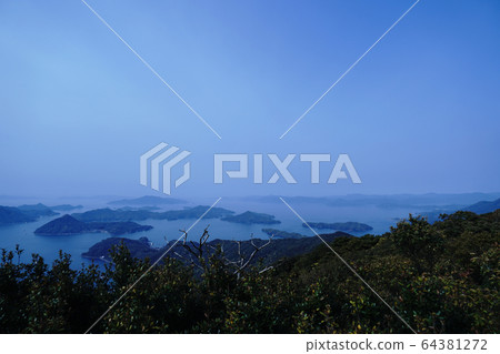 Amakusa islands floating in the morning mist seen from the summit of Ryugatake 64381272