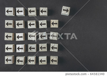 Arrow in the opposite direction 64381340