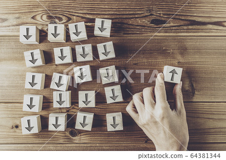 Arrow and hand in the opposite direction 64381344