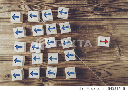 Arrow in the opposite direction 64381346