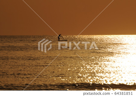 我正在夕陽下做SUP 我正在夕陽下做SUP 64381851
