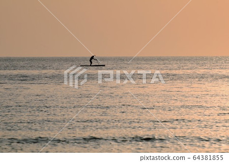 立式衝浪板在夕陽下衝浪 64381855