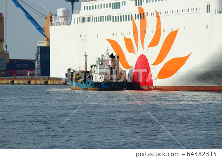 Bunker ship to refuel Sunflower Bunker ship to refuel Sunflower 64382315