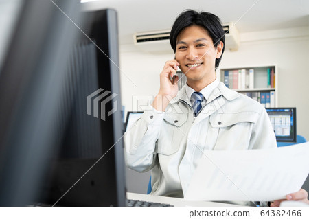 商人辦公室工作服個人計算機業務形象 64382466