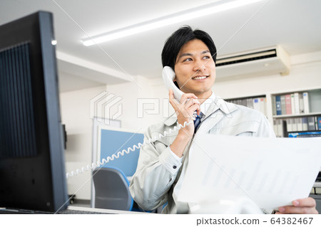商人辦公室工作服個人計算機業務形象 商人辦公室工作服個人計算機業務形象 64382467