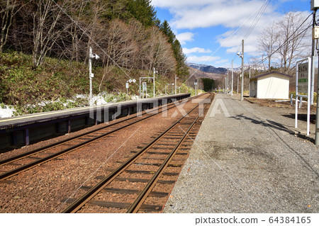 春季拍攝北海道二木町JR銀山站的風景 春季拍攝北海道二木町JR銀山站的風景 64384165