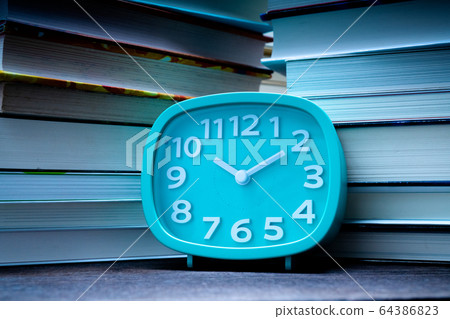 時鐘和堆積的書 時鐘和堆積的書 64386823