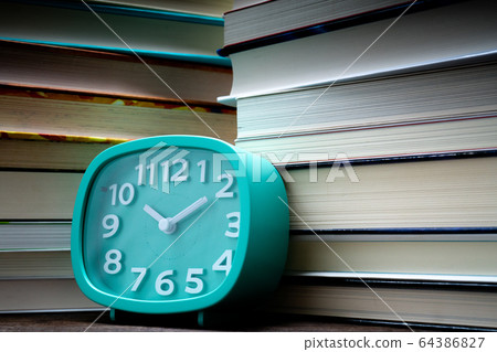 時鐘和堆積的書 時鐘和堆積的書 64386827