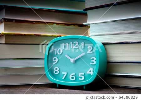 時鐘和堆積的書 時鐘和堆積的書 64386829
