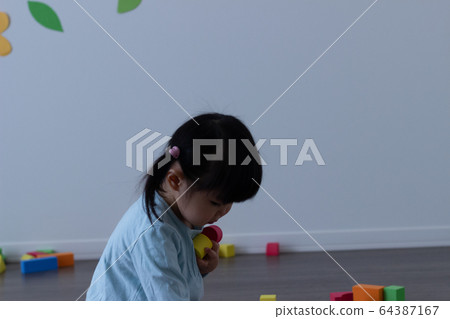 Children playing blocks 64387167