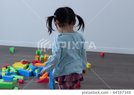 Children playing blocks 64387168