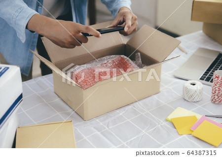 Online small business owner. 64387315