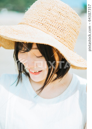 一個戴著草帽的女人 一個戴著草帽的女人 64387357