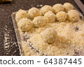 製作炸丸子 64387445