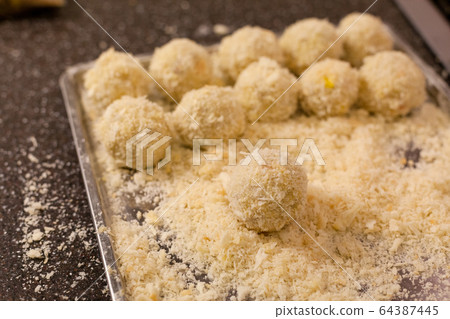 製作炸丸子 64387445